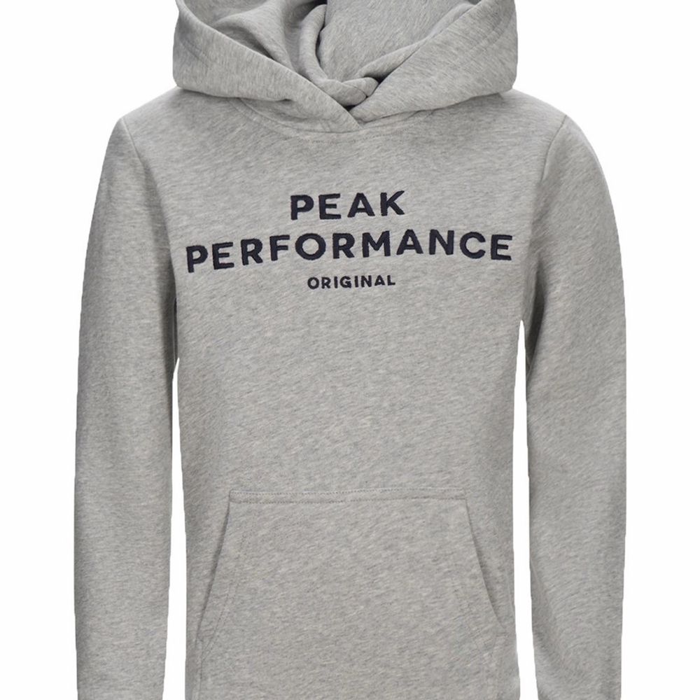 En grå Peak Performance hoodie i jätte fint skick, bara använd några gånger. Storlek M men skulle säga att den mer är som en S. Ny pris 1100 kr . Huvtröjor & Träningströjor.