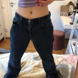Levis 515 - säljer dessa supercoola Levis jeans som jag köpte vintage i london förra året, köpte dem väldigt spontant under tidspress och är därför väldigt stora på mig, men de är bootcut och lågmidjade, köpte för 500 men är i relativt gott skick förutom slitningar längst ner💓