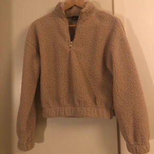 Teddytröja  - Smutsrosa teddytröja från Gina Tricot. Använd fåtalgånger & i mycket fint skick, eller fläckar eller liknande. Köpt förra året. Den är något croppad men inte så farligt. Strl xs, men passar liten s också skulle jag säga! Köparen står för frakten 💗💗