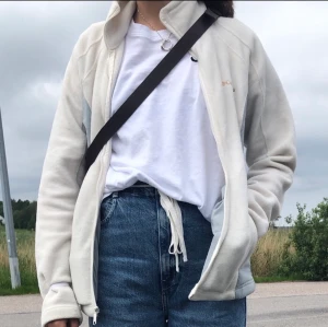 Columbia fleecejacka - Köpt på beyond retro för över ett år sen, säljer då jag skaffat en ny fleecetröja som passar mer min stil. Super mysig och perfekt att ha med en hoodie under! Den är vit med pastelblå på sidan <3 köpt för 300kr (200kr ink frakt)