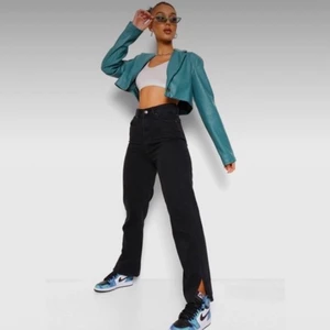 Jeans med slits - Säljer dessa jeans i både svart o blått, helt nya beställde fel storlek :) högst bud