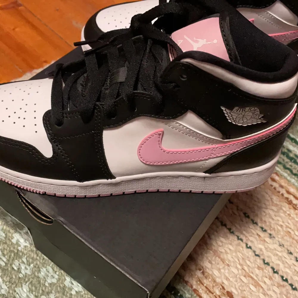 Air Jordan 1 mid artic pink DS (aldrig använda) , storlek 38 , perfekt julklapp. Dm  för mer info eller bilder .. Skor.