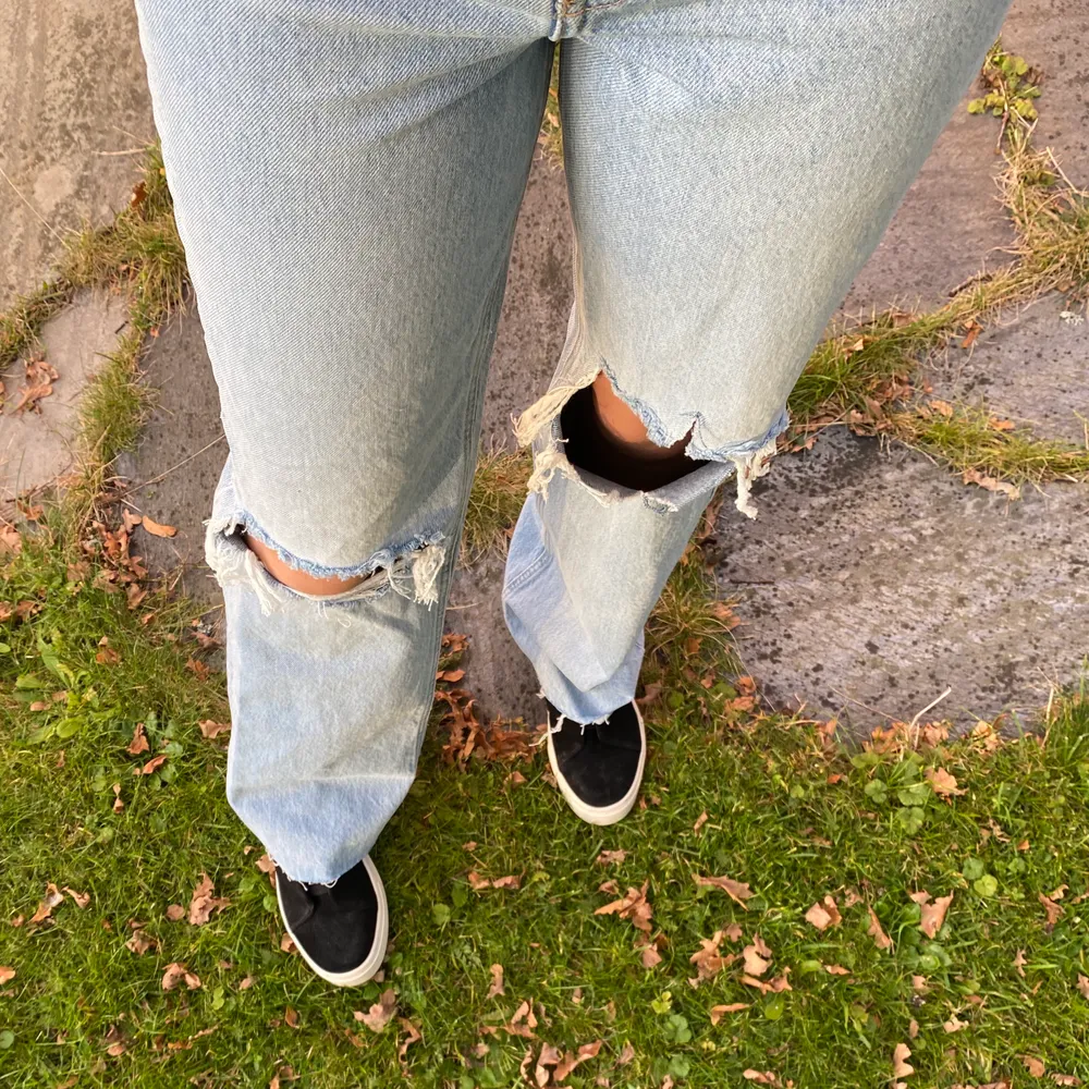 Säljer dessa slutsålda zara jeans med hål. Jeansen är ej klippta nedtill endast klippt till hålen lite. Nästan helt oanvända då de inte riktigt är min stil. Säljer för 300kr inklusive frakt!❤️Om flera är intresserade får man buda i kommentarsfältet💕. Jeans & Byxor.