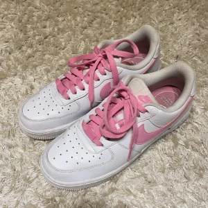 Nike airforce  - Säljer mina fina Nike airforce med rosa logga. Använda men forfarande i fint skick. Köparen står för frakten 63kr 🖤🖤