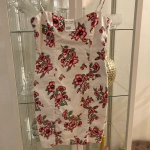 Fodral denimklänning helt oanvänd storlek 38 - Säljer min super snygga klänning som aldrig har blivit använd. Den är i storlek 38. Fodralklänning i denim tyg, sitter jätte fint!