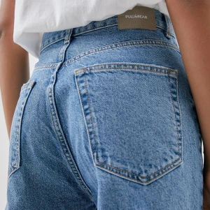 Straight leg jeans!! - Svin fina straight leg jeans från pull and bear! Jag har klippt av mina ungefär 2 cm för att de var för långa på mig som är 170 cm! Nypris 499, köp direkt för 370 eller buda från 250!