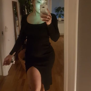 Ribbad fodralklänning - Tight och tjockare ribbat tyg, perfekt nu på vintern! Säljer pga att jag inte använder den ofta. Plus att den börjar bli lite liten ☺ storlek S/M, 