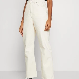 Beiga Rowe Weekday - Har ett par sjukt snygga beiga Rowe jeans från Weekday. Storlek 27/30. Riktigt snygga som passar till allt. Bud från 200 kr.