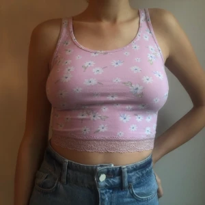 Gulligt rosa linne  - Superfint linne från abercrombie&fitch! Sitter jättefint på, slutar ungefär vid naveln. Är i barnstorlek L, vilket passar strl XS-S