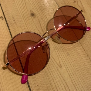 Solglasögon i rosa ton.  - Fina solglasögon i rosa ton. Väldigt retro och roliga. 