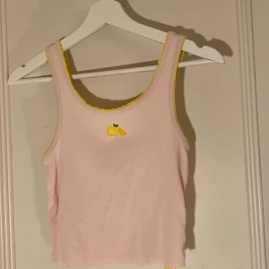 rosa linne  - kort linne med broderade citroner, lettuce-söm längst ner. köpt på new yorker så billig!!! storlek large men den sitter bra på en mindre person också, bara lite lösare 