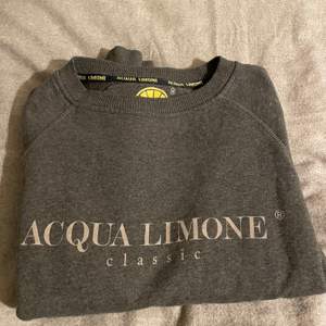Acaua Limone tjock tröja i storlek XS (passar mig som har storlek S vanligtvis). Har använts en gång. Kan fraktas om köparen står för fraktkostnaden. Priset kan diskuteras! 