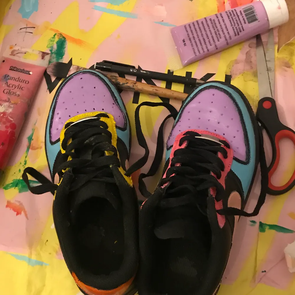 Säljer min Nike airforce skor som jag målar själv. Vet inte hur bra färgen håller. Frakt tillkommer . Skor.
