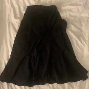 Halvlång volangkjol - Volangkjol, halvlång skulle jag säga! Inte till marken, snarare lite längre än knäna:) köpt i somras, superduperfint skick ❤️ Storlek 32