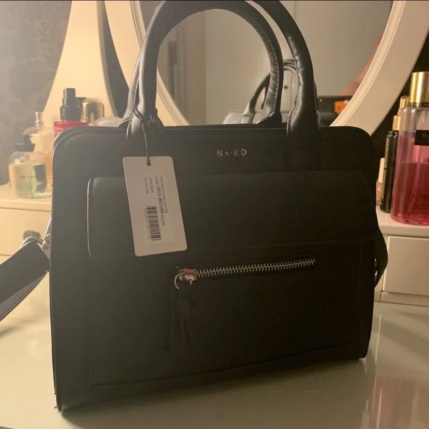 En svart handväska från Nakd, knappt använd med prislappen på. Nypris: 399kr. Köpare står för frakten. Vid stort intresse blir det budgivning! . Väskor.