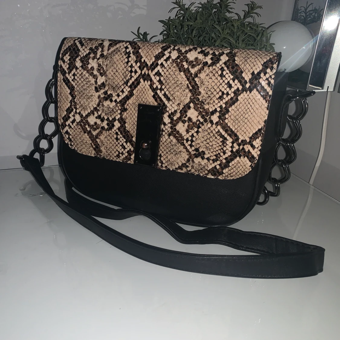 Väska med ormimitation - 90