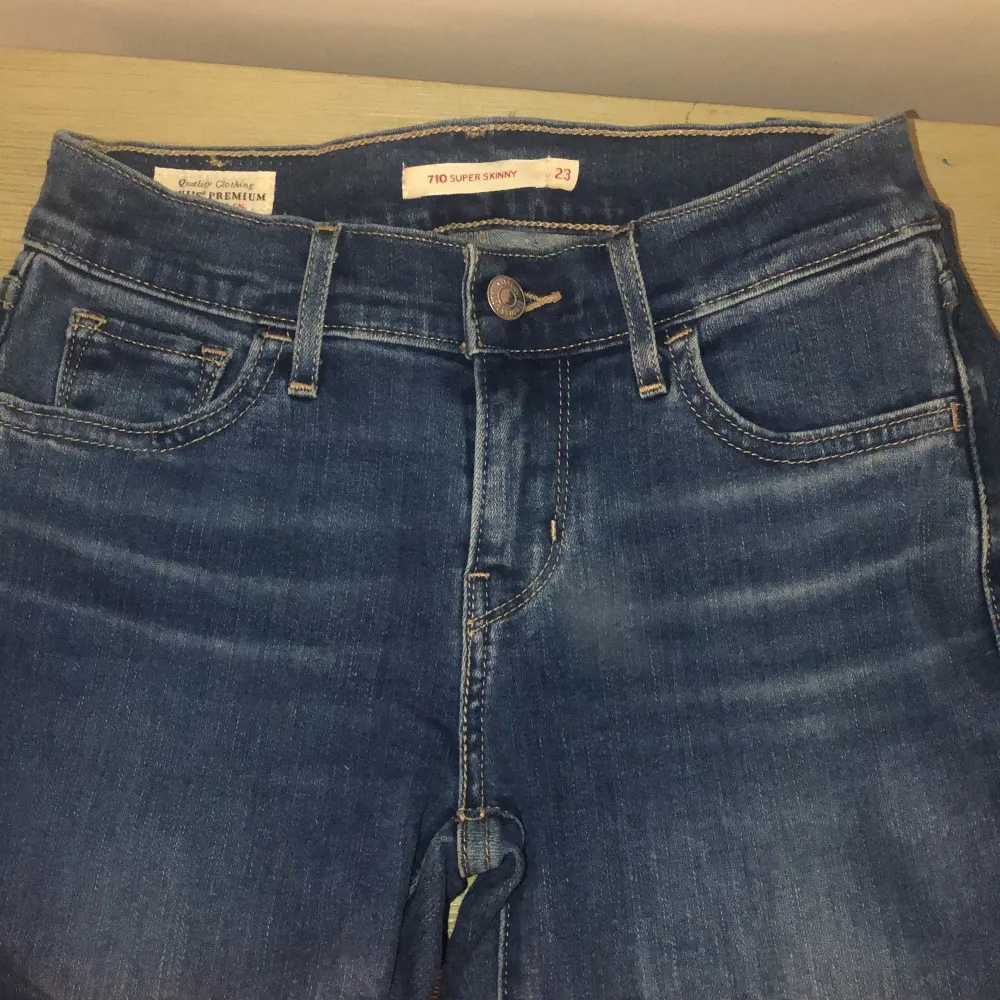 Säljer mina Levis jeans som är helt nya i storlek 23. Hör av dig om du är intreserad eller vill se fler bilder!🤍 orginal pris: 1200kr. Jeans & Byxor.