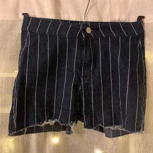 Randiga shorts från boohoo, rätt små i storlek och korta, 20kr eller bud