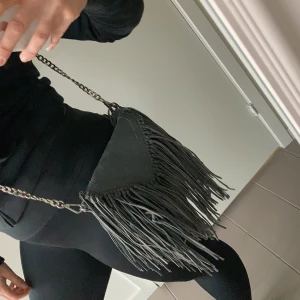 Fransväska i läder från Pieces - En sparsamt använd väska i mycket bra kvalitet. I äkta läder.