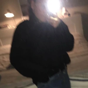 Svart tjock tröja  - Super mysig tjocktröja från Lindex. Använd i väl skick, nypris: 299kr. Pris 70kr. Kan fraktas men då står du för frakt🥰 super skönt material och sparsamt använt. Storlek: S. Kan mötas annars i sthlmm