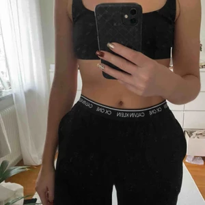  - Helt nya och oanvända RAKA mjukisbyxor från Calvin Klein, resår i midjan med loggan. Nypris 700kr