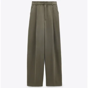 Byxor - Skitsnygga kostymbyxor, grön/grå/beige färg från zara. Endast använda 2/3 gånger, skriv privat om du vill se fler bilder. Frakt tillkommer 