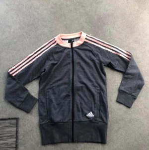 Adidas kofta - Längre adidaskofta, storlek 152. Använd endast en gång, ej tvättad, som ny! 200kr, ev porto tillkommer