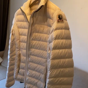 Parajumper jacka  - Snygg tunn jacka! Köpt för 2 månader sedan. Jackan är i barnstorlek L men är som Xs