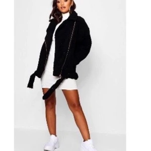 Aviator jacka - Jacka från boohoo, bra skick. Materialet är Teddy. Storlek 38