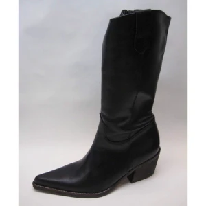 Minimalistiska Western Boots 37 Cowboy style - Minimalistiska Western Boots  Material: äkta skinn + velour foder. Dragkedja på insidan.  Storlek: EU 37 // 23,5cm  Mått: klack ca 5,5cm // skaft ca 35cm  Skick: helt nya! Oanvända!  Säljer dessa då de var förstora för mig (& det var tyvärr inte retur)