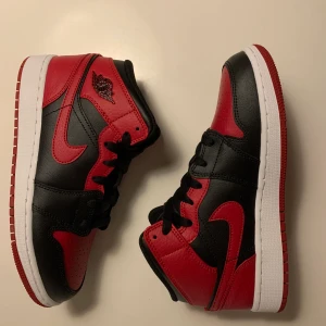 Air Jordan 1 Mid ”Banned” 36,5 (US 4,5 Y) - Två par oanvända Jordan 1 Mid Banned GS                   DS kvitto finns