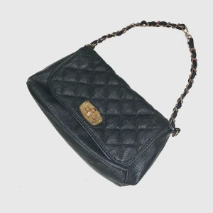 Vintage väska - vintage väska, sjukt fin och classy! säljer då den inte kommer till användning💓