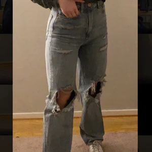 Jeans med hål - Köpta i somras och knappt använda, skitsnygga men har ett par liknande så säljer dessa! Frakt är inkluderat!⚡️⚡️