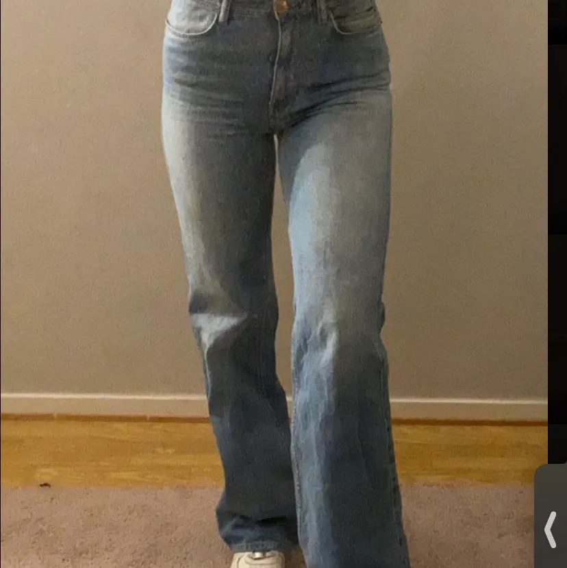 Gamla jeans från hm som jag har tröttnat på och har så mycket jeans så vill bara bort med dom!! Sitter perfekt på mig som är S. 💗. Jeans & Byxor.