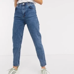 Momjeans från Pull & Bear - Momjeans från Pull & Bear, använda men i fint skick. Lite stretchiga i midjan så riktigt bekväma. Cirkapris så buda gärna! Små knappt märkbara fläckar på ena benet, se sista bilden.