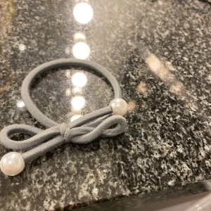 Armband/hårsnodd - Grå hårsnodd/funkar som armband❣️