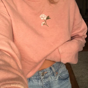 Urtvättad rosa sweatshirt!  - Jättefin knappt använd sweatshirt från Hollister i strl XS!!   