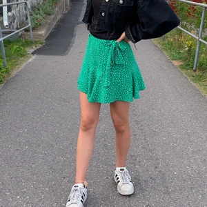 Prickig kjol Zara strl XS - Säljer min jättefina kjol som tyvärr har blivit för liten. Det är en vit och grön prickig kjol från Zara i strl XS. Har dragkedja på sidan och knytning runt midjan. Insydda shorts under i samma material som kjolen (väldigt effektivt). Köparen står för frakten (priset+frakt). Högsta bud 200kr just nu!💖