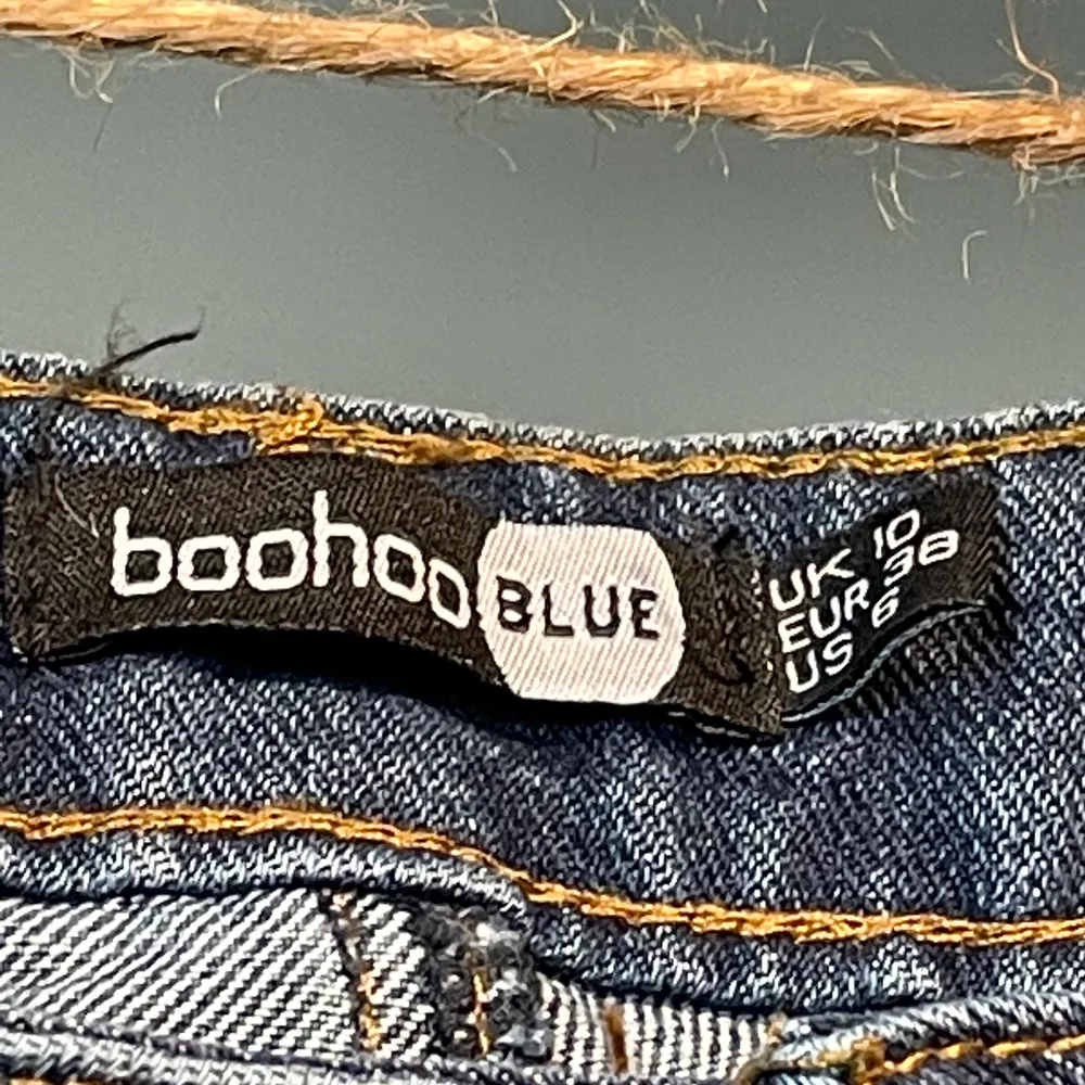 💛Helt nya (prislapp finns kvar) baggy bohoo jeans med hål💛 minst 200 kr (budgivning i kommentarer) strl 38 / us Size 6 men passar mig som brukar ha 36 i byxor💛 säljer för att jag redan  har ett par liknande :). Jeans & Byxor.