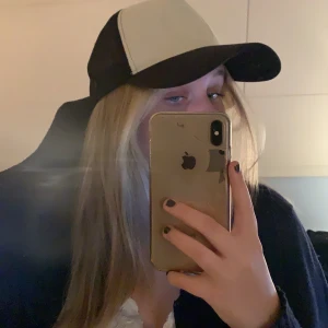 Trendig tucker keps från zara - Skit snygg keps från zara-herr i svart och vit, den är i väldigt gott skick med justerbar passform😍 pris kan diskuteras!!