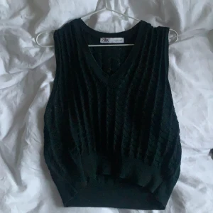 Väst från zara - Jätte snygg och trendig väst från zara i en mörkgrön färg!! 