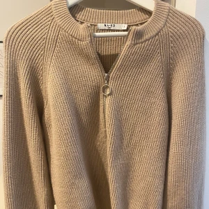 Stickad tröja från Nakd - Stickad tröja från nakd, superfint skick! Frakt tillkommer. Hör av er om ni har frågor!