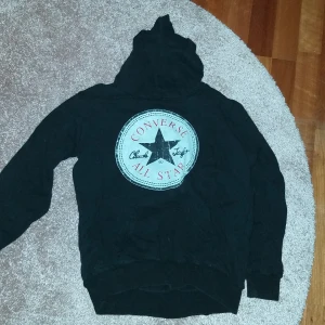 Svart Converse hoodie  - En Converse hoodie som jag köpte på en loppis för drygt ett år sedan. Har aldrig använt den. Står ingen storlek men den passar bra på mig som har S/M på kläder, dock är den lite för kort i armarna men det är det enda felet när det kommer till hur den passar. Först till kvarn!💗💗