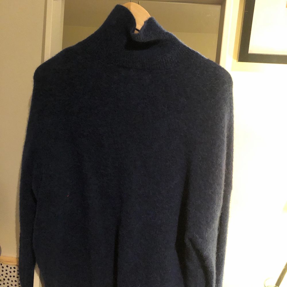 Stickad marinblå tröja | väldigt mjuk | knappt använd | köpt för 1300 kr på NK i Stockholm . Tröjor & Koftor.