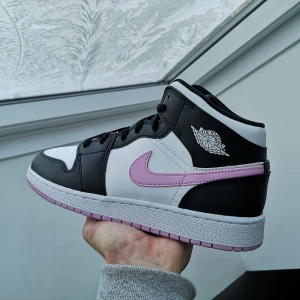 Jordan 1 Mid Arctic Pink - Säljer dessa snygga Arctic Pink Jordans! Helt nya och oanvända. Kvitto finns självklart! Kan mötas upp i Trollhättan eller fraktas! Storlekar tillgängliga: 37.5, 38.5 och 40