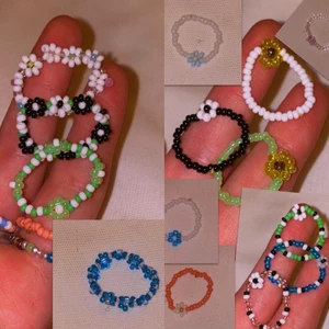 Pärl ringar💗 - Säljer jättefina hemmagjorda pärlringar gjorda av glaspärlor! De finns i många olika färger och variationer! Välj mellan de på bilden eller kom på egna kombinationer! Släpper nya designs snart, gör av er vid intresse💗💗 Don’t worry de tar ej slut🥰