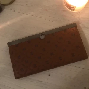 Chanel plånbok - (Oäkta) Chanel plånbok i sjukt bra skick, nästa helt oanvänd💓 Lite svårt att få till en bra bild