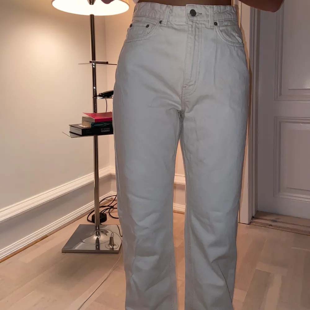 Ljusbeiga jeans från Weekday i modellen Row. I fint skick förutom att de har en liten fläck nere vid ankeln som ej gått bort i tvätten (dock inte så synlig). Går ända ned till fötterna på ca. 1,64! Köparen står för frakt😊. Jeans & Byxor.