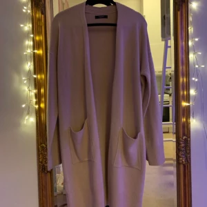 Kofta - Fin super mysig ljusrosa kofta perfekt att mysa i under vintern!