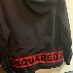 Dsquared vindjacka  - Har haft den i ett år nu ungefär köpte den när jag va i Italien men använder den ej!!!     Sitter perfekt om du har stl M/S. 